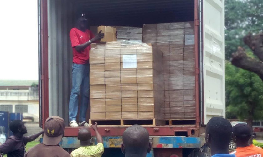 Remessa de material evangelístico sendo distribuído em países de maioria muçulmana. (Foto: Reprodução/Christian News)