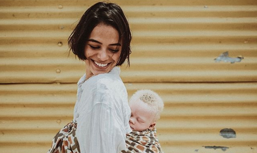 Atriz Bruna Marquezine carregando um bebê albino em Kuito, Angola. (Foto: Vatanabe Cruz)