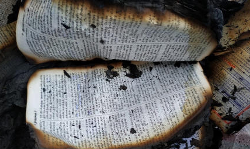 Bíblia queimada por radicais hindus na Índia. (Foto: Reprodução/CWS)
