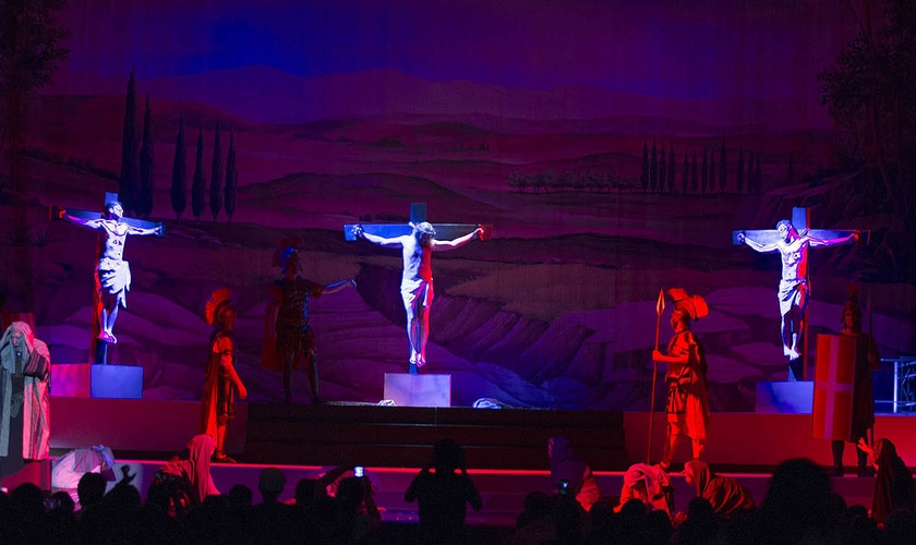 Cena da crucificação de Jesus Cristo no musical “Sua Vida”. (Foto: Reprodução/Facebook)