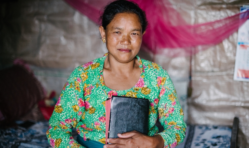 Hasmita e sua Bíblia: Vida nova com Jesus. (Foto: Reprodução/TTI)