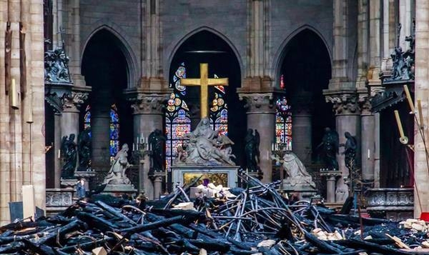 Vista do interior da Catedral de Notre-Dame, em Paris, após incêndio. (Foto: EPA, via ANSA)