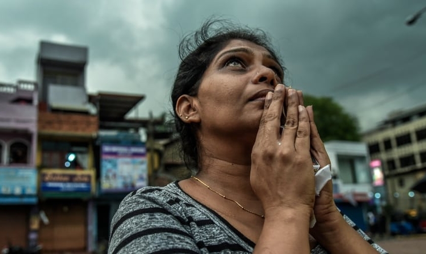 Cristã, Kumari Fernando participa do enterro em massa das vítimas em uma cerimônia em Negombo; ela perdeu o marido e os filhos durante os bombardeios na Igreja. (Foto: Thomas Peter / Reuters)