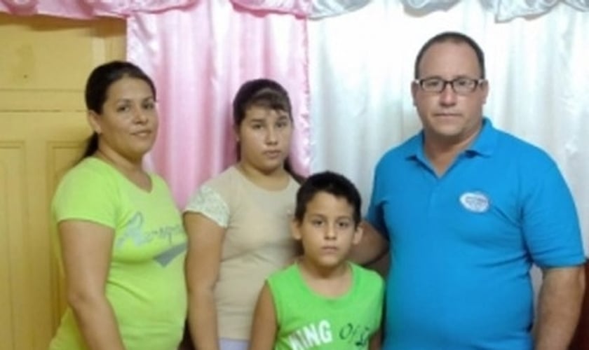 Pastor Ramon Rigal e sua esposa, Ayda Expósito com os filhos. (Foto: Michael Ireland / ASSIST News)