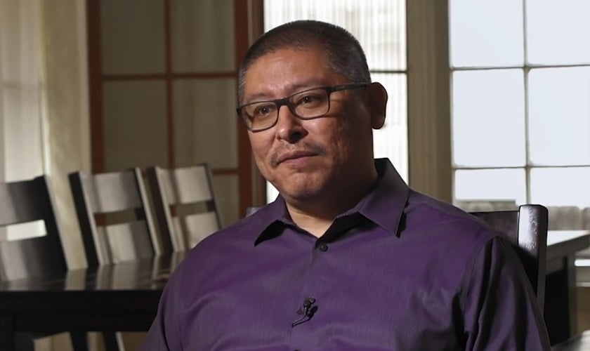 Casey Diaz conta a história de sua conversão em um livro recém-lançado. (Foto: Reprodução/CBN News)