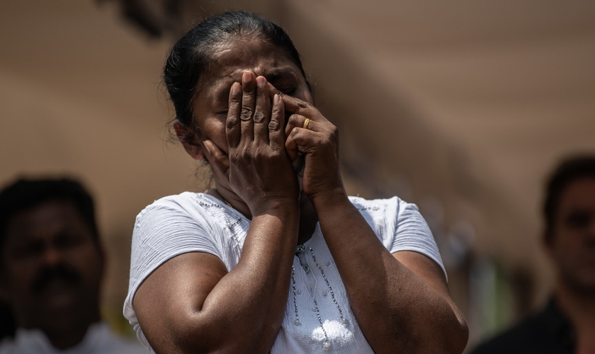 Mulher chora durante funeral de uma das vítimas do ataque do domingo de Páscoa no Sri Lanka. (Foto: Getty Images/Carl Court)