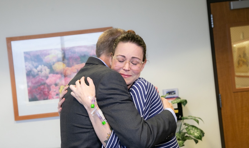 O doador de fígado, Damian Delaney, e a destinatária, Breana Shaw, se encontram pela primeira vez no Hospital Keck, em Los Angeles. (Foto: Ricardo Carrasco III/Keck Medici/TNS)