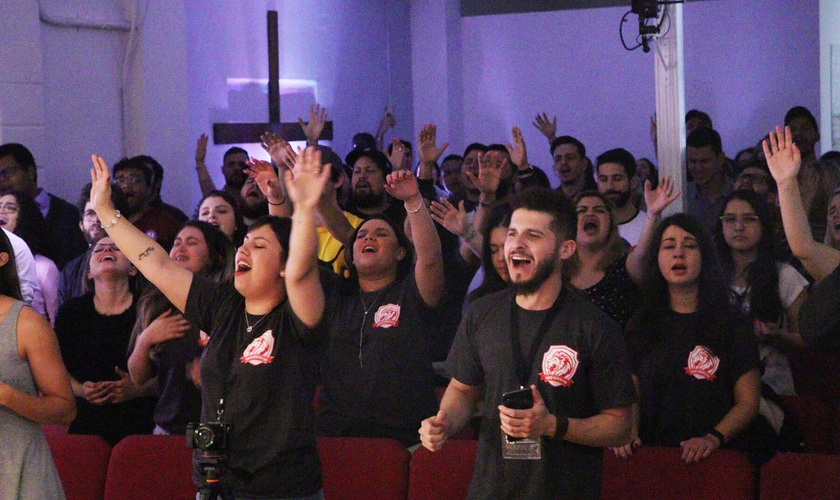 Jovens participam do IDE 2019 na AD Missão, em Toronto. (Foto: Reprodução/MGD)