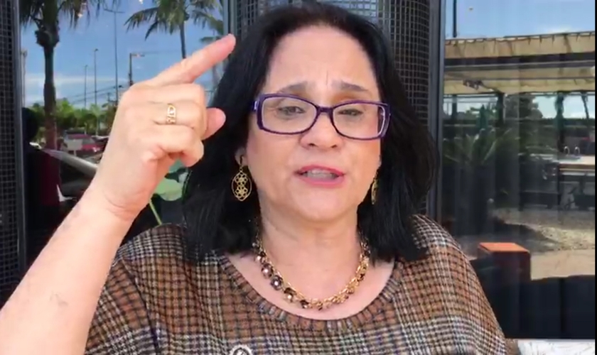 Ministra Damares grava vídeo em Aracajú: “Fico no governo até quando o presidente Bolsonaro quiser”. (Foto: Reprodução/Vídeo)