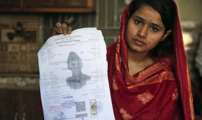 Mahek Liaqat foi traficada para a China, mas conseguiu escapar (Foto: K.M. Chaudary/AP)