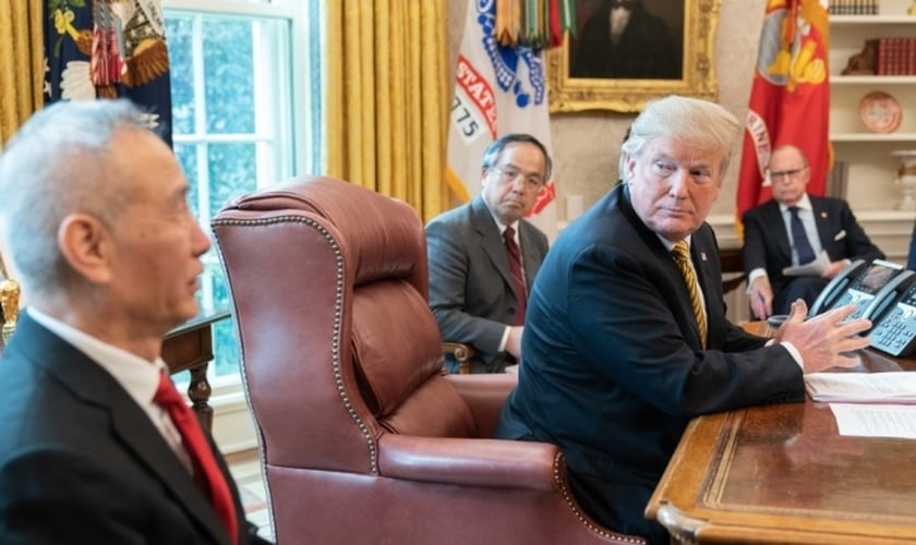 Presidente americano Donald Trump em reunião com o vice-primeiro ministro chinês Liu He na Casa Branca. (Foto: Casa Branca/Shealah Craighead)