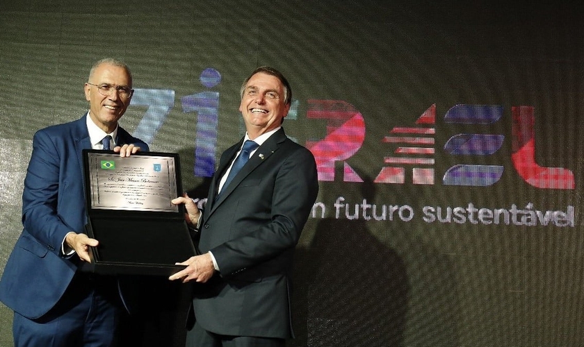 Jair Bolsonaro recebe placa em homenagem aos 71 anos da criação do Estado de Israel das mãos do embaixador Yossi Shelley. (Foto: Reprodução/Twitter)
