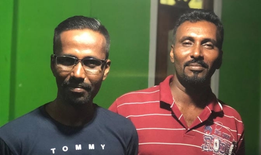 Arasaratnam Verl à direita, com seu irmão, Nithan, à esquerda. (Foto: Portas Abertas)