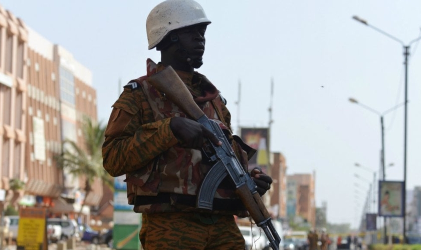 Gendarme de Burkina Faso do lado de fora do hotel Splendid, após um ataque em Ouagadougou, em 16 de janeiro de 2016. (Foto: Issouf Sanogo/AFP)