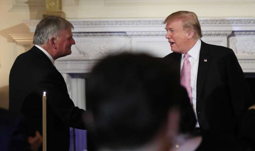 Presidente dos EUA, Donald Trump, cumprimenta Franklin Graham no jantar do Dia Nacional de Oração, na Casa Branca. (Foto: Manuel Balce Ceneta/Associated Press)