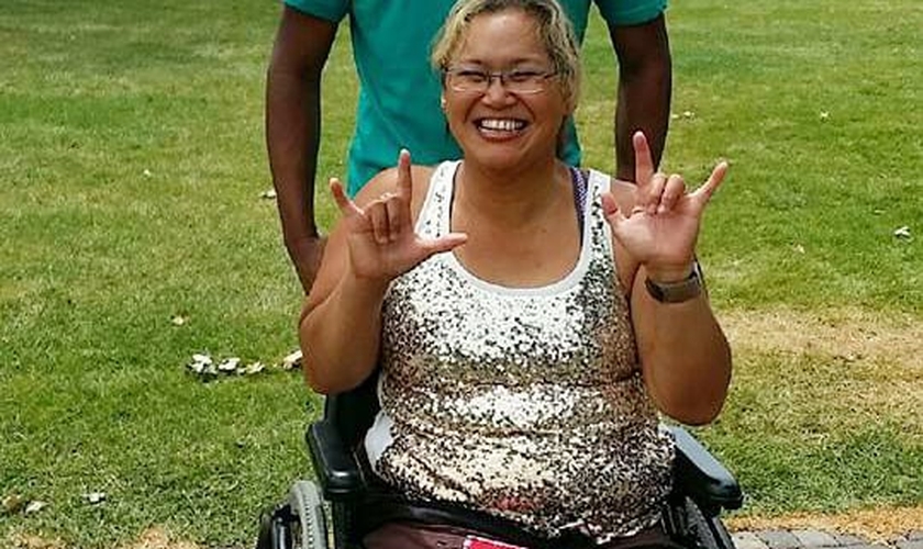 Dorice Russell, que é parcialmente surda, diz 'eu te amo' na linguagem de sinais. (Foto: Reprodução/Facebook)