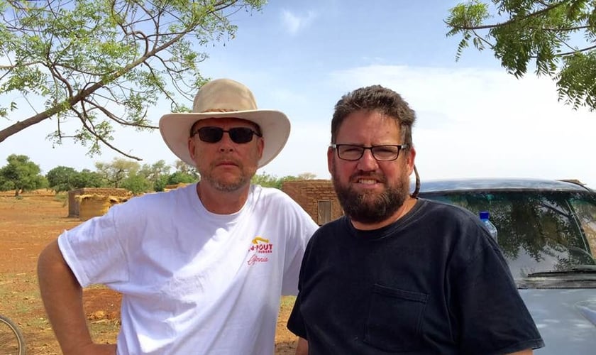 Jeff Riddering (esquerda) ao lado de seu irmão, Mike, que foi morto em ataque em Burkina Faso. (Foto: Arquivo pessoal)