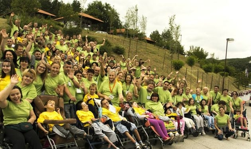Organização cristã Hanina Nada trabalha com crianças com deficiências e suas famílias. (Foto: Reprodução/Hanina Nada).