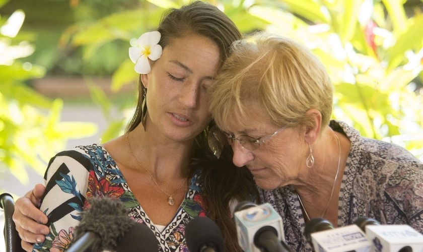Amanda Eller, ao lado de sua mãe Julia Eller, antes de uma entrevista coletiva sobre seu resgate. (Foto: Craig T. Kojima/Honolulu Star)