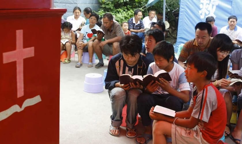 Cristãos se reúnem para cultuar a Deus em casas. (Foto: Reprodução/CBN News)
