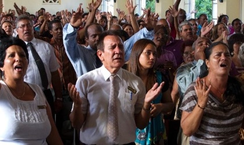 Evangélicos participam de culto em Cuba. (Foto: Jose Goitia/The New York Times)