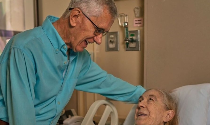 Frank Dewhurst visita Linda Nall após a cirurgia realizada no Houston Methodist Hospital. (Foto: Reprodução/Instagram)