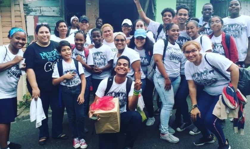 Cristãos compartilham a mensagem da Palavra de Deus nas ruas de Santo Domingo. (Foto: Reprodução/Meso America)