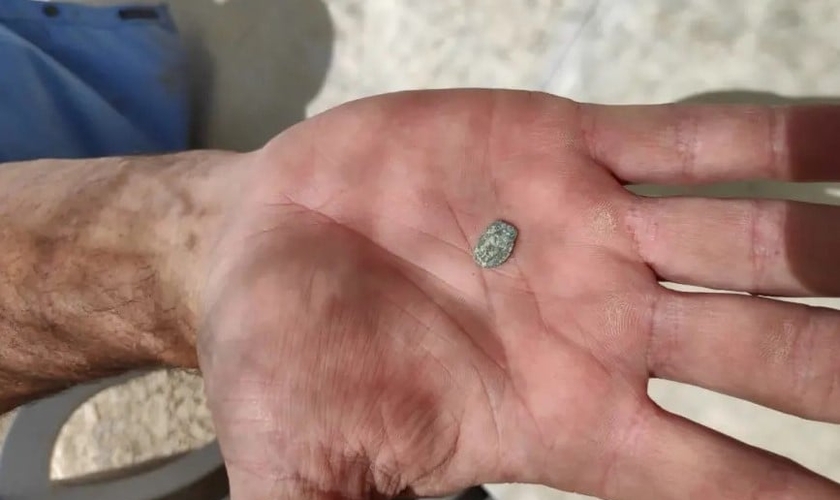 Moeda da era Hasmonean encontrada em uma escavação arqueológica em Shiloh, em junho de 2019. (Foto: Reprodução/Binyamin Spokesperson's Unit)