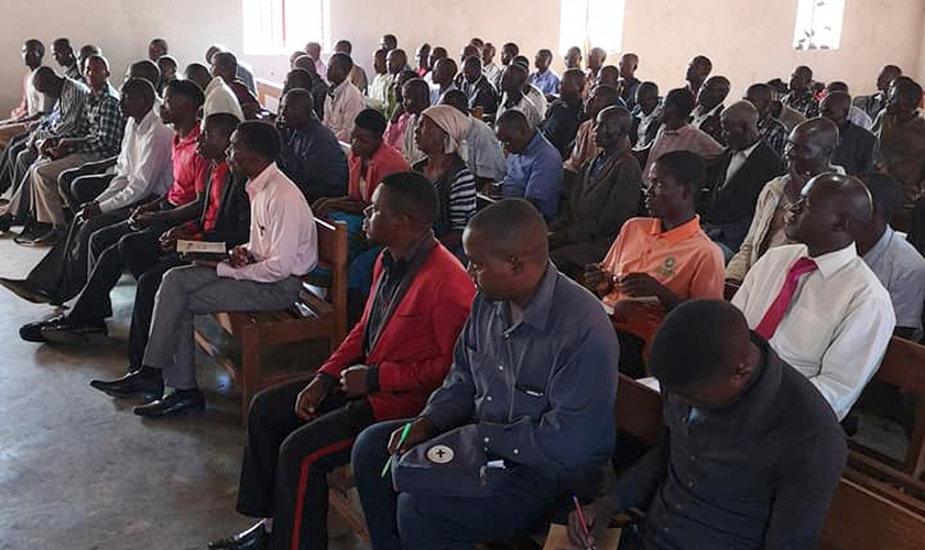Pastores de aldeias da África receberam treinamento bíblico de líderes brasileiros no Malawi. (Foto: Missão Mãos Estendidas)