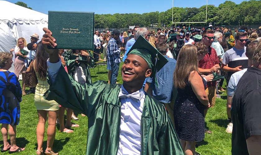 Thalles Winner Silva de Souza se formou na escola secundária Dennis-Yarmouth Regional, em Massachusetts. (Foto: Reprodução/Facebook)