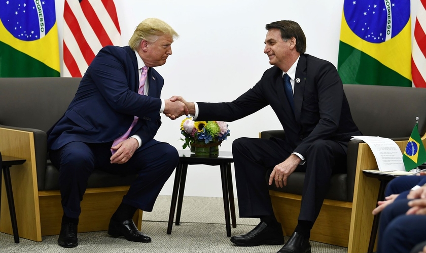 Presidente do Brasil, Jair Bolsonaro, e o presidente dos EUA, Donald Trump, durante reunião em Osaka, no Japão. (Foto: Brendan Smialowski/AFP)