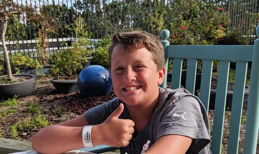 Levi Floyd, de 12 anos, sobreviveu a um afogamento na praia de Holden Beach, na Carolina do Norte, nos EUA. (Foto: Arquivo Pessoal)