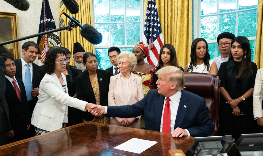 Trump recebe na Casa Branca vítimas de perseguição religiosas de diversos países. (Foto: Reprodução/Voice Of America)