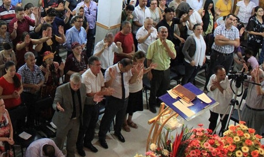 Cristãos argelinos durante culto na igreja. (Foto: Reprodução/SAT-7)