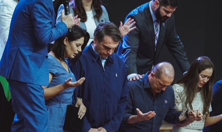 Presidente Jair Bolsonaro recebe oração ao lado da primeira-dama, do ministro Onyx Lorenzoni e sua esposa. (Foto: Gabriel de Souza/Sara Nossa Terra)