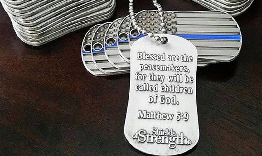 Dog tag com a inscrição de Mateus 5:9, que diz "Bem-aventurados os pacificadores, porque serão chamados filhos de Deus". (Foto: Reprodução/Shields of Strength)