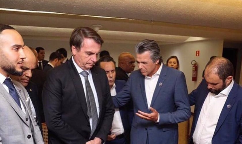 Pastor Jentezen Franklin em oração pelo presidente Jair Bolsonaro nos bastidores da Conferência Global 2019. (Foto: Jentezen Franklin)
