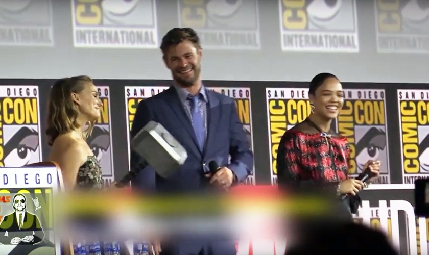 Natalie Portman com o martelo do Thor na apresentação do filme na San Diego Comic-Con. (Foto: Reprodução/YouTube)