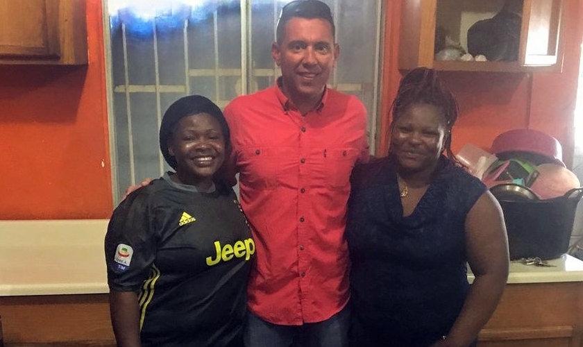 Pastor Todd Unzicker em encontro com duas irmãs cristãs na fronteira mexicana que haviam fugido da perseguição em Camarões e buscam asilo nos EUA. (Foto: Reprodução/BP News)