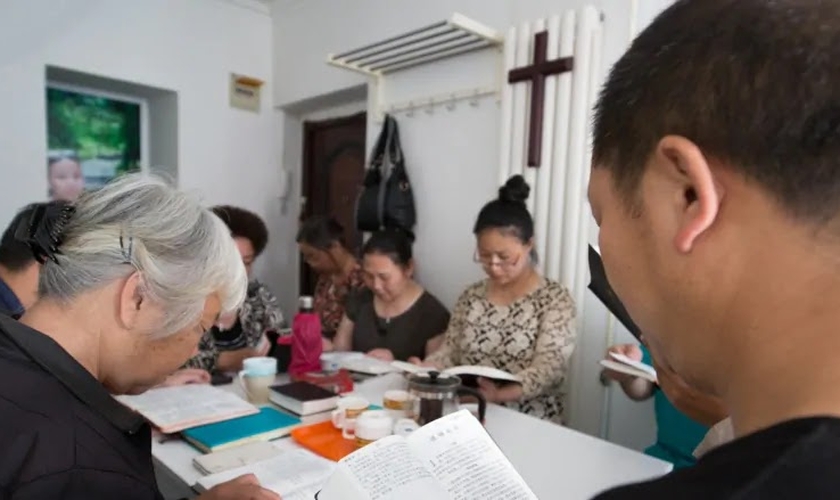 Cristãos protestantes se reúnem para a oração na igreja casa Holy Love em Pequim. (Foto: Saša Petricic/CBC).