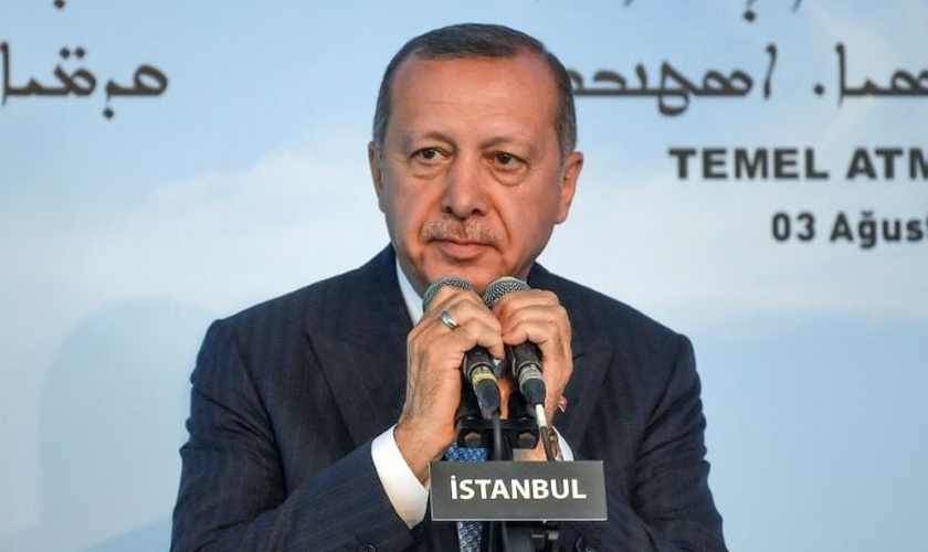 O presidente turco, Recep Tayyip Erdogan, durante a cerimônia de colocação do primeiro bloco de pedra da construção. (Foto: AFP Photo/Ozan Kose)