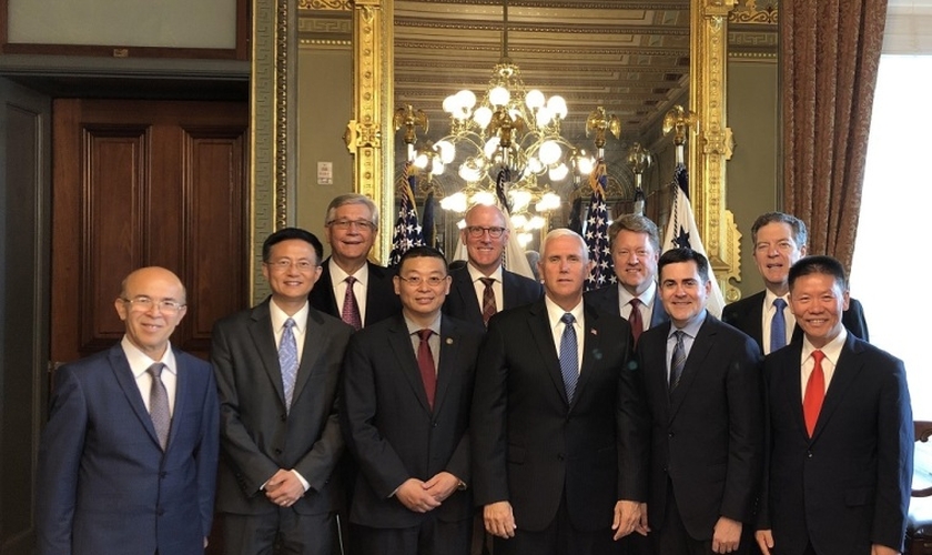 Vice-presidente dos EUA, Mike Pence, com defensores da Mesa Redonda da Liberdade Religiosa Internacional. (Foto: Casa Branca)