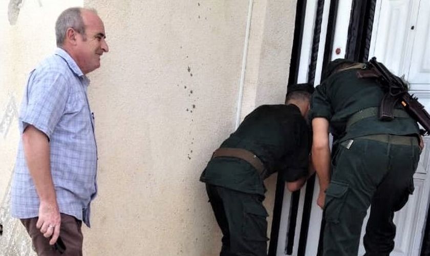 Pastor Messaoud Takilt acompanha fechamento da igreja pela polícia argelina. (Foto: Reprodução/Star Morning)