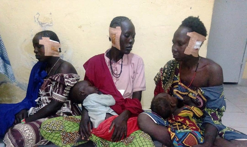 Mulheres de aldeia cristã nos Camarões se recuperam após terem suas orelhas cortadas pelo Boko Haram. (Foto: Portas Abertas)