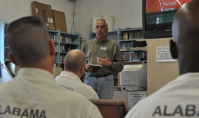 Frank Gossett durante ministração na prisão do Alabama. (Foto: Reprodução/US Mission)