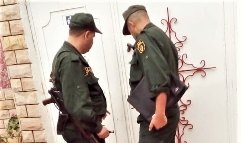 Polícia durante fechamento de igreja cristã, na vila de Azaghar, Akbou, Argélia. (Foto: Reprodução/Morning Star News)