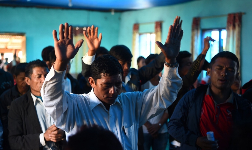 Cristãos nepaleses participam de um culto na aldeia da Lapa em Dhading, a noroeste de Katmandu. (Foto: Reprodução/AFP)