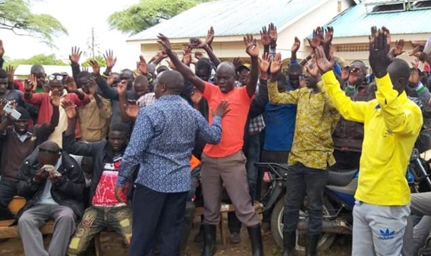 Pastor Samuel Kasigwa ministrando nas ruas aos motoristas de boda-boda. (Foto: Reprodução/UGCN)
