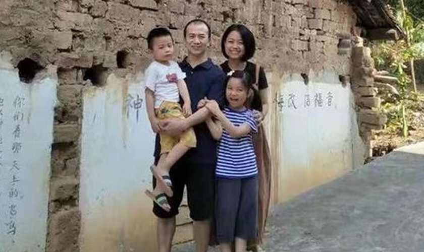 Pr. Li Yingqiang e sua família. (Foto: Reprodução/Premier)