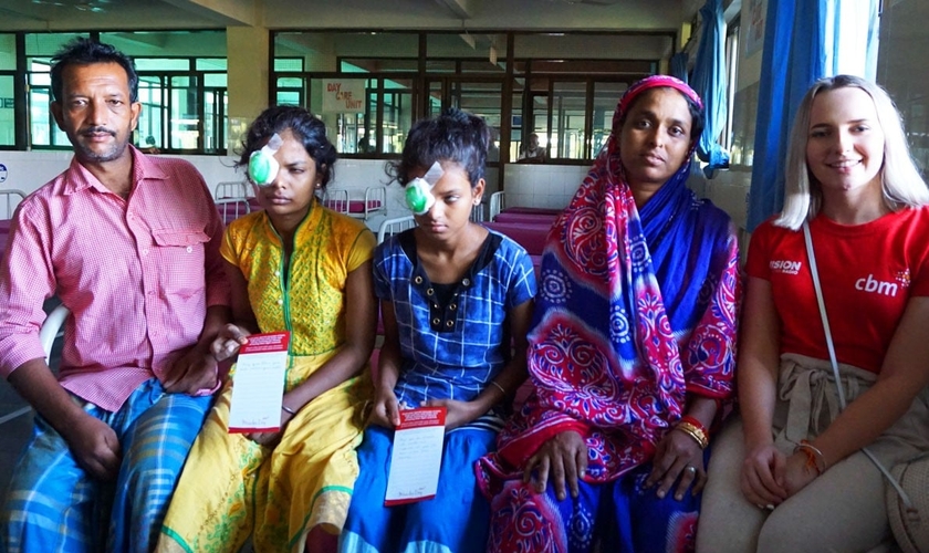 As irmãs Riya e Najmin ao lado dos pais e da missionária Alex, após cirurgia dos olhos. (Foto: Reprodução/Vision)